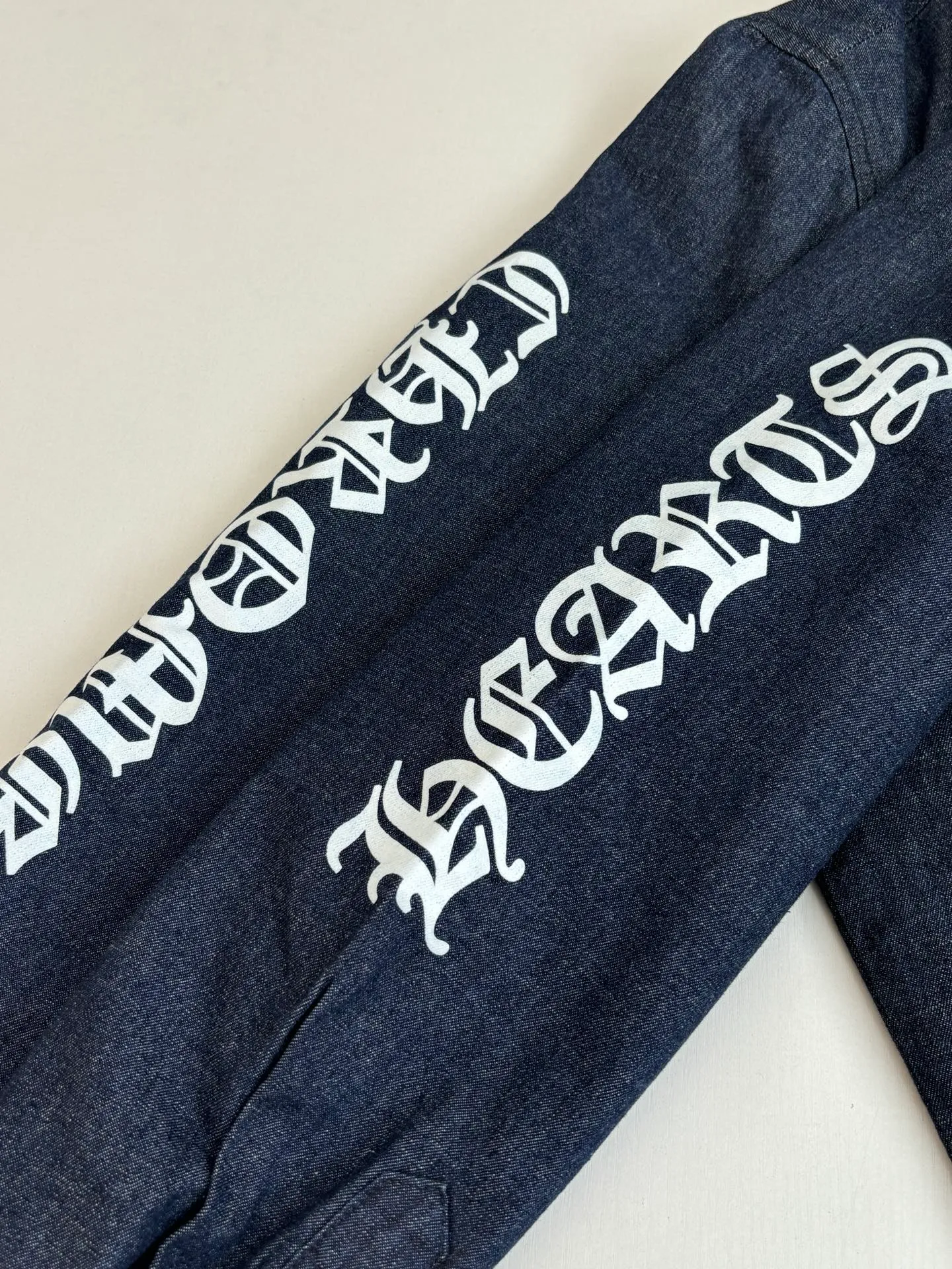 P650 Chrome Hearts*/Chrome Hearts 26 new denim shirts and cotton clothes. The original domestic spot purchase is 3.4W. The development cost is extremely high. The fabric is made of high-density pure cotton twill denim imported from Italy. It is washed and tested N times according to the original color. The jacquard lining requires a minimum order of 1,000 meters. The loss is huge. The quilting is made of Xinjiang cotton. It is thick and warm. The printing is based on the original version. It is printed with hand glue. The auxiliary material collar label is made of imported lambskin. Size: S/M/L